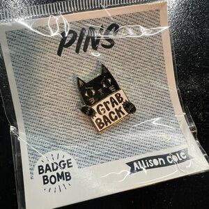 Kitty grabs back metal enamel pin